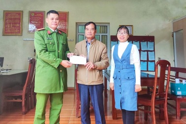 Nữ cán bộ xã trả lại gần 20 triệu đồng nhặt được trên đường