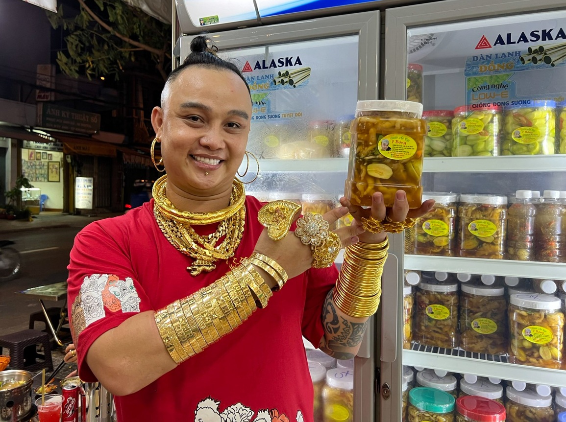 Chủ quán dát vàng cơ thể, trầy tay trộn chân gà vẫn không tháo - 3 Chủ quán dát vàng cơ thể, trầy tay trộn chân gà vẫn không tháo - 3