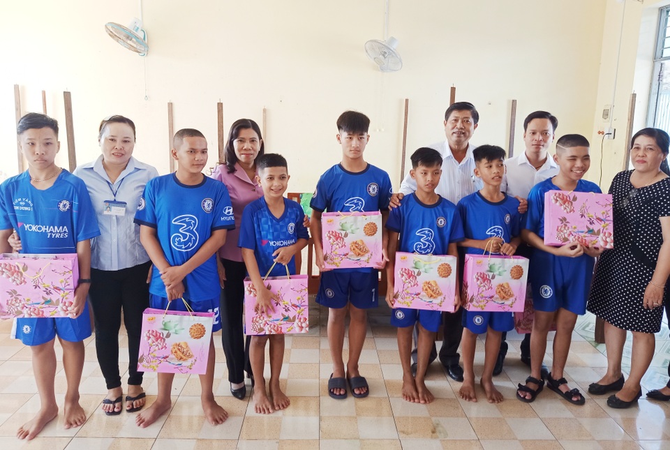 Sở LĐ-TBXH Bạc Liêu thăm, tặng quà cho trẻ em dịp Tết Trung thu - 3 Sở LĐ-TBXH Bạc Liêu thăm, tặng quà cho trẻ em dịp Tết Trung thu - 3