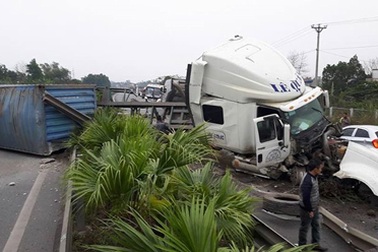 Hàng chục người thoát chết ngoạn mục, sau cú đâm của container