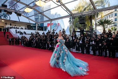 Minh tinh "Bản năng gốc" Sharon Stone diện váy điệu như công chúa ở tuổi 63