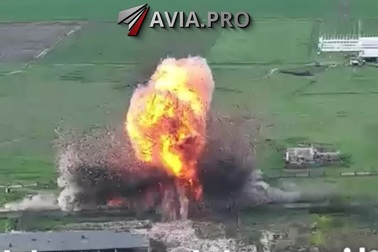 Bom xuyên bê tông Nga san phẳng căn cứ của quân đội Ukraine