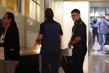 Messi làm thủ tục nhập cảnh tại sân bay quốc tế Changi (Singapore) đêm 10/6