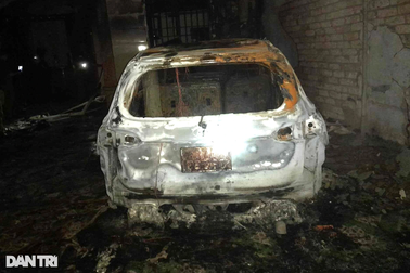 Cháy nhà thiêu rụi ô tô