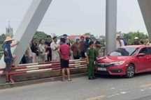 Công an truy tìm người để lại ô tô, nhảy xuống sông Hồng