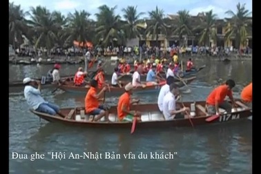 Du khách đua ghe trên sông Hoài, Hội An