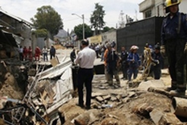 Sụt đất “nuốt chửng” một đoạn phố ở Mexico City