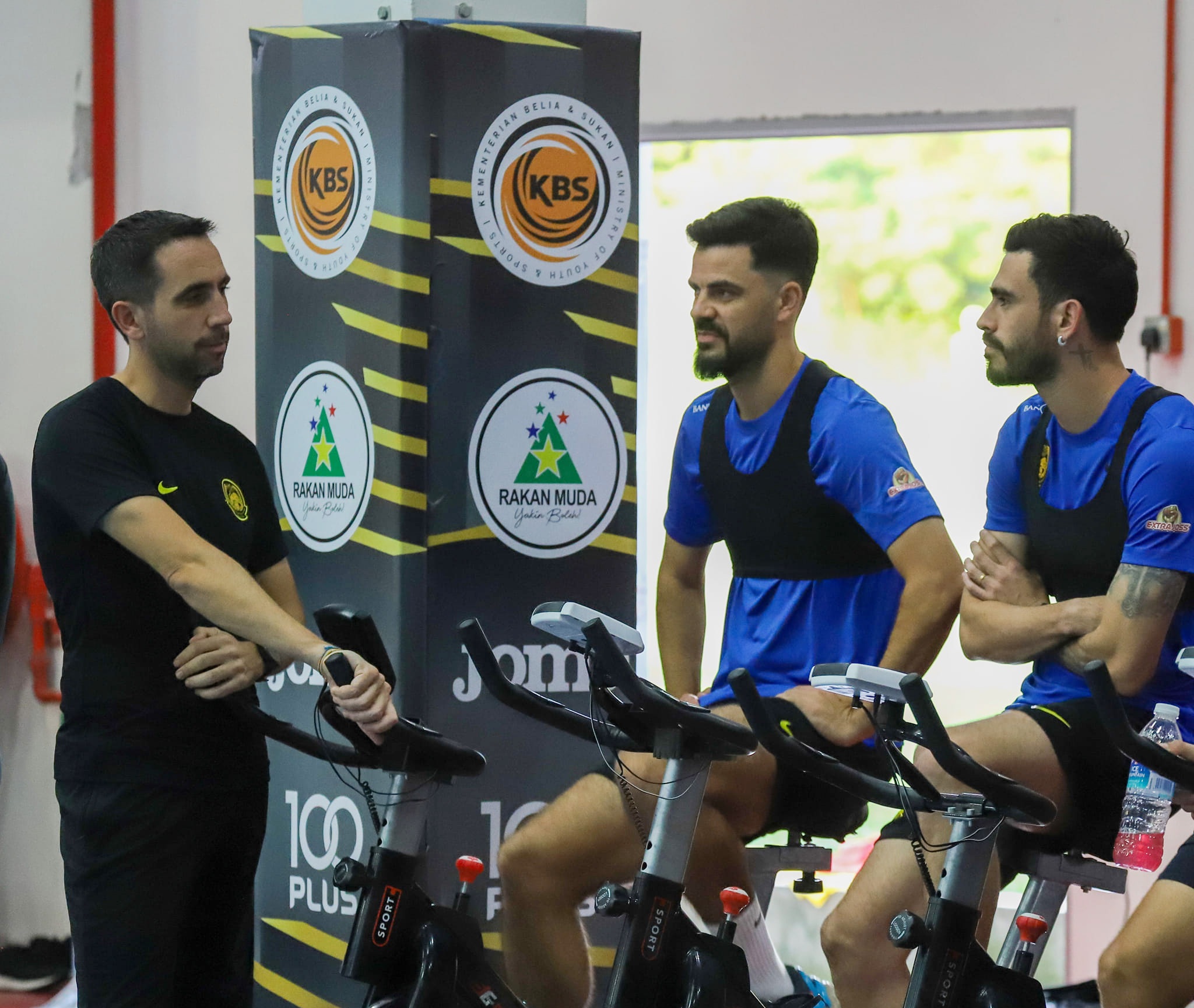 इंडोनेशियाई अखबार: कोच पार्क हैंग सेओ मलेशियाई टीम का नेतृत्व कर सकते हैं - 2 Báo Indonesia: HLV Park Hang Seo có thể dẫn dắt đội tuyển Malaysia - 2