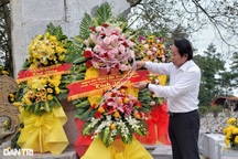 Chủ tịch nước gửi hoa viếng các liệt sĩ tại nghĩa trang Trường Sơn