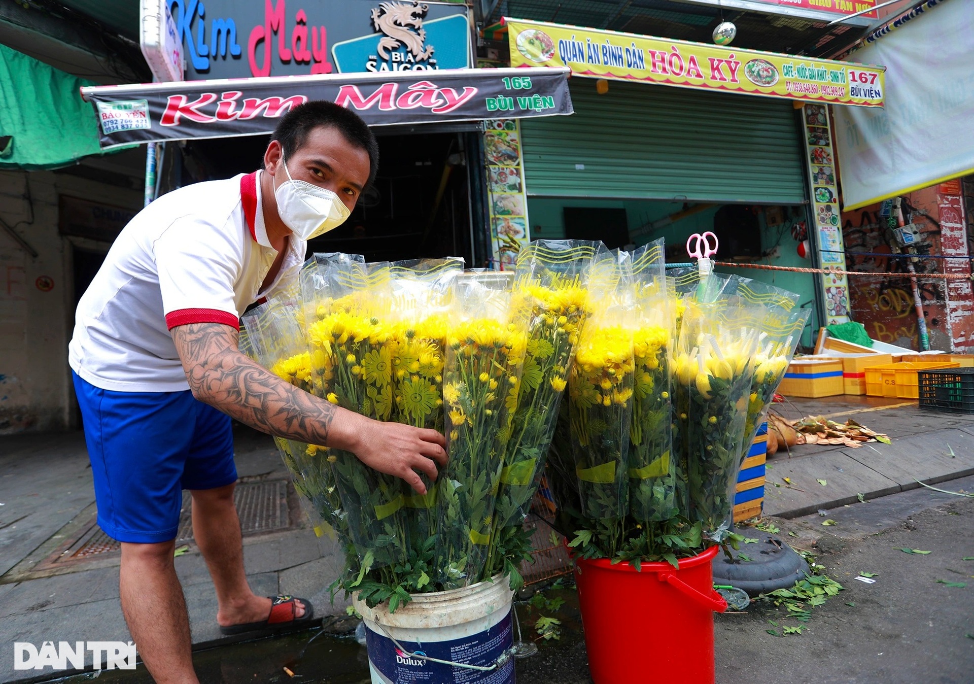 Quán bar, nhà hàng phố Tây Bùi Viện bất ngờ thành quầy bán rau củ, thịt cá - 5 Quán bar, nhà hàng phố Tây Bùi Viện bất ngờ thành quầy bán rau củ, thịt cá - 5