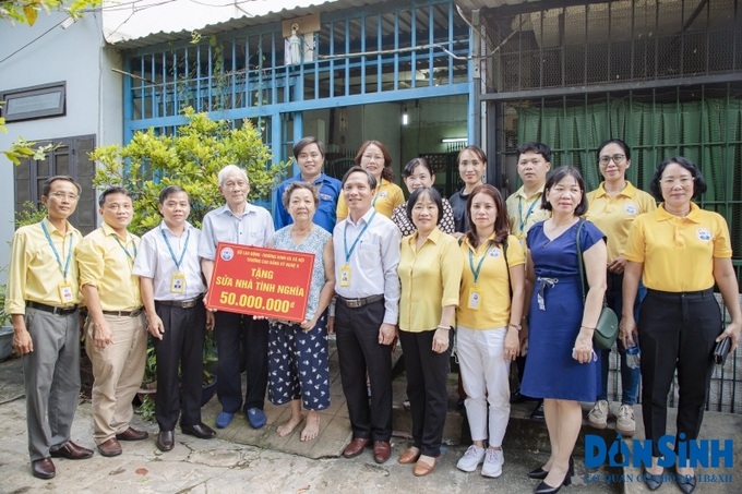 Trường Cao đẳng Kỹ nghệ II đã trao tặng kinh phí 50 triệu đồng để sửa nhà tình nghĩa cho thương binh Phan Đình Hoạt (Phường Long Thạnh Mỹ, TP. Thủ Đức). 