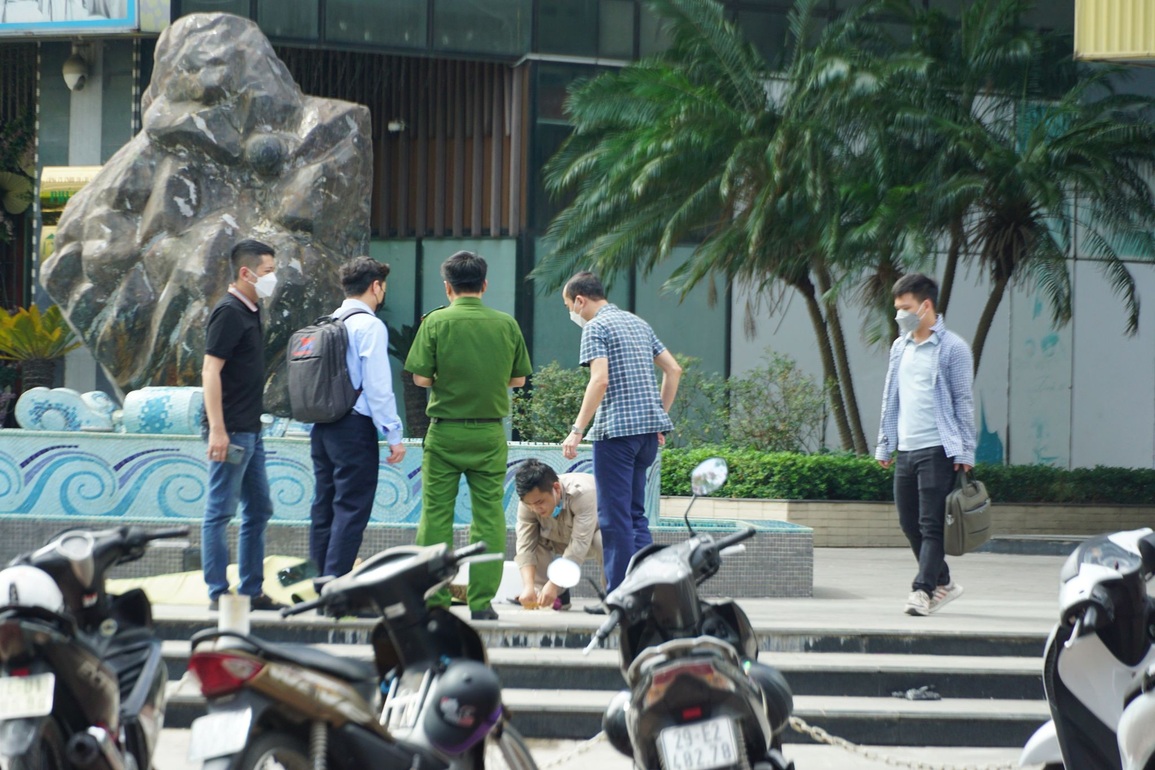 Hà Nội: Người đàn ông rơi từ tầng cao chung cư xuống đất tử vong - 2 Hà Nội: Người đàn ông rơi từ tầng cao chung cư xuống đất tử vong - 2