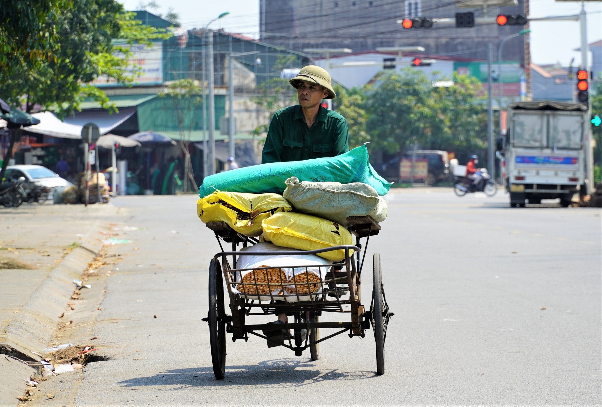 Người lao động quay cuồng trong đợt nắng nóng đầu tiên của năm 2023 - 5 Người lao động quay cuồng trong đợt nắng nóng đầu tiên của năm 2023 - 5