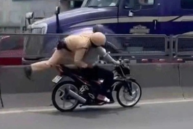 Lời khai của thanh niên chạy xe máy khiến CSGT chới với ở TPHCM