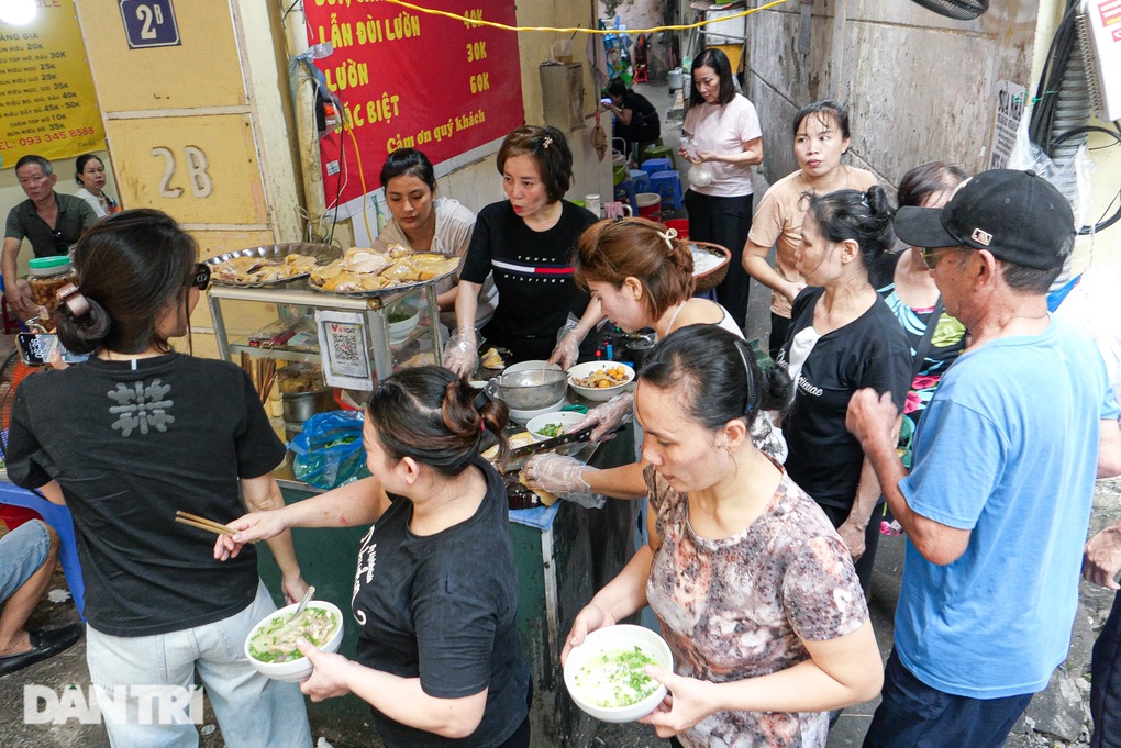 Quán phở gà đắt khách trong chợ nhà giàu, bán 350 bát chỉ trong 3 tiếng - 1 Quán phở gà đắt khách trong chợ nhà giàu, bán 350 bát chỉ trong 3 tiếng - 1