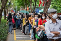 Xếp hàng dài đằng đẵng, đợi 3 tiếng đi xe buýt hai tầng miễn phí ở Hà Nội