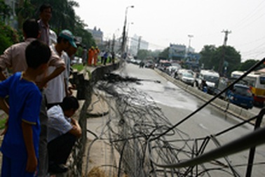 Dây điện cao thế bốc hoả rơi trúng nhiều người đi đường