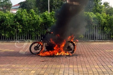 Hà Nội: Xe cháy trơ khung trên Đại lộ Thăng Long