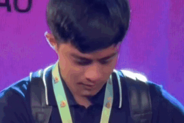 Lê Tuấn Khang lau nước mắt, kể về thời chạy xe ôm kiếm tiền mua điện thoại