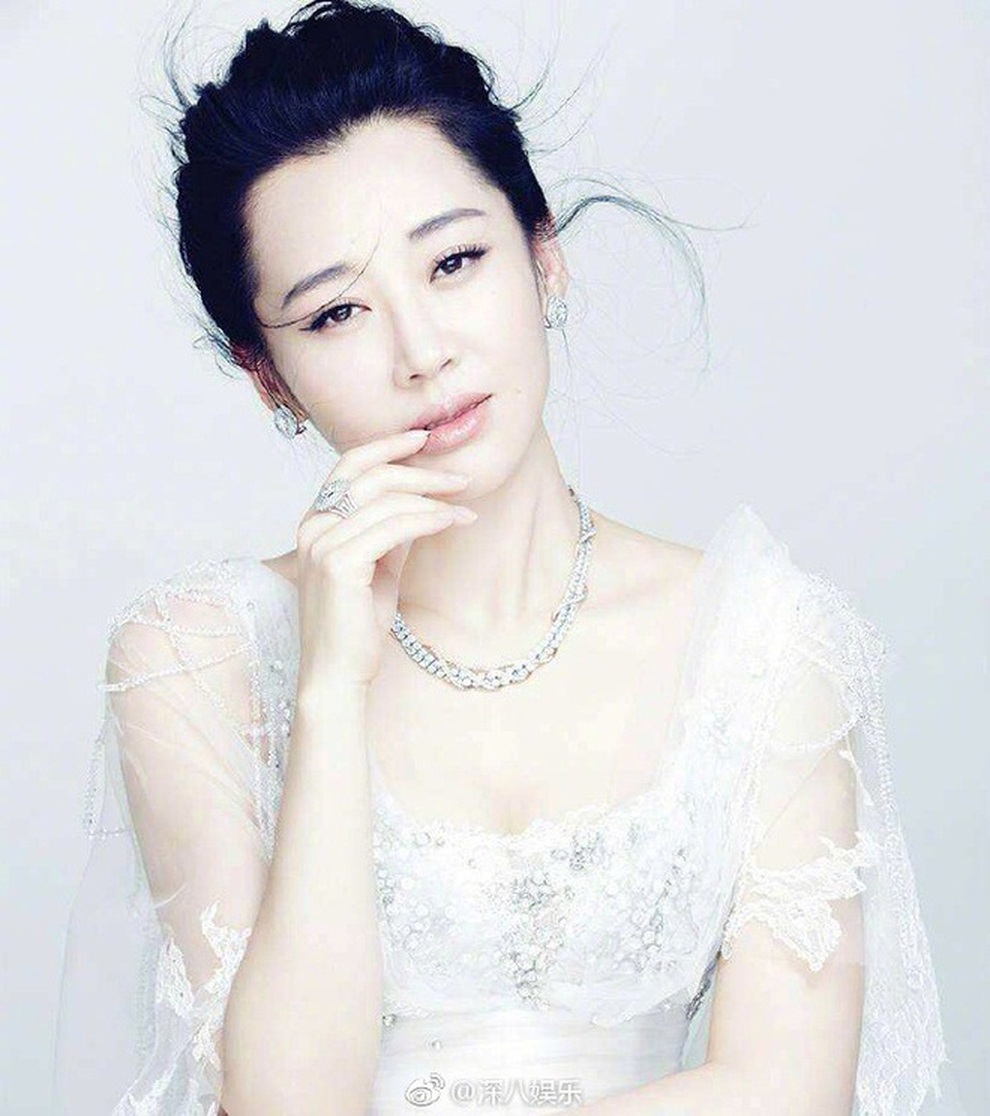 Sắc vóc rực rỡ và gợi cảm của Nhậm Doanh Doanh Hứa Tình ở tuổi 52 - 7