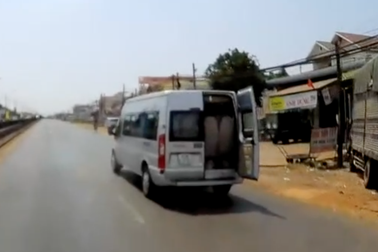 Xe khách quên đóng cửa, lao ra quốc lộ