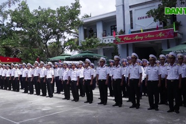 Thiêng liêng lễ chào cờ đầu năm mới ở Trường Sa