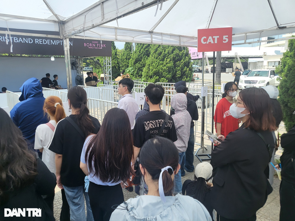 Đội nắng đổi 50 vòng đeo xem Blackpink, bán vé ngay tại sân Mỹ Đình - 4 Đội nắng đổi 50 vòng đeo xem Blackpink, bán vé ngay tại sân Mỹ Đình - 4