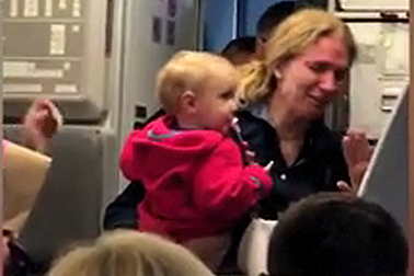 Nhân viên hàng không đánh đuổi hành khách ra khỏi máy bay