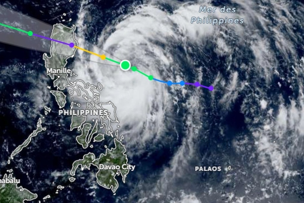 Bão Matmo được dự báo tăng cấp khi chuẩn bị đổ bộ Philippines - 1