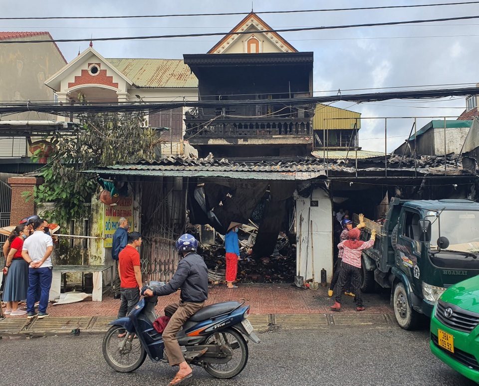 4 người say ngủ trong ngôi nhà bốc cháy dữ dội - 1 4 người say ngủ trong ngôi nhà bốc cháy dữ dội - 1