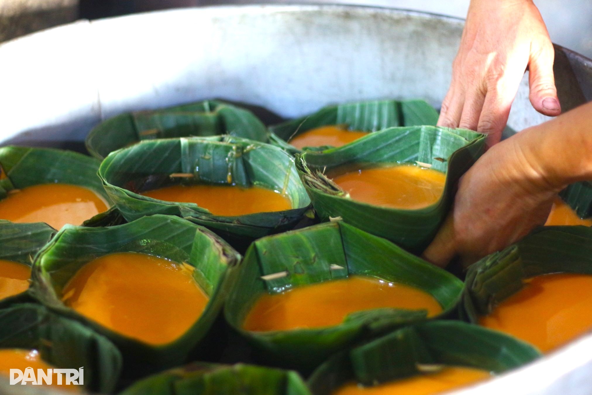 Banh untuk ketuhar yang berusia lebih 100 tahun di Hoi An sedang terbakar untuk persiapan upacara Ong Cong Ong Tao - 2 Lò bánh tổ hơn 100 tuổi ở Hội An đỏ lửa chuẩn bị lễ ông Công ông Táo - 2
