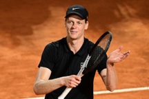 Sinner, Alcaraz tiến vào tứ kết Italian Open