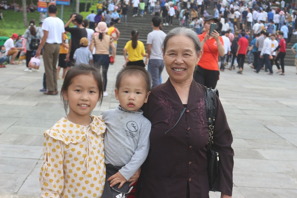Vợ chồng cụ ông 90 tuổi leo hàng trăm bậc thang lên đền Hùng dâng hương - 4 Vợ chồng cụ ông 90 tuổi leo hàng trăm bậc thang lên đền Hùng dâng hương - 4