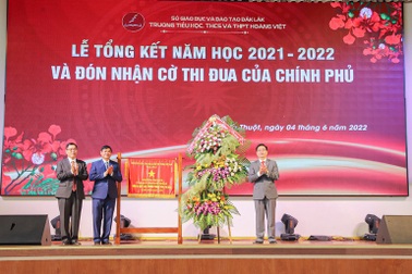 Trường Tiểu học, THCS và THPT Hoàng Việt vinh dự đón nhận cờ thi đua của Chính phủ