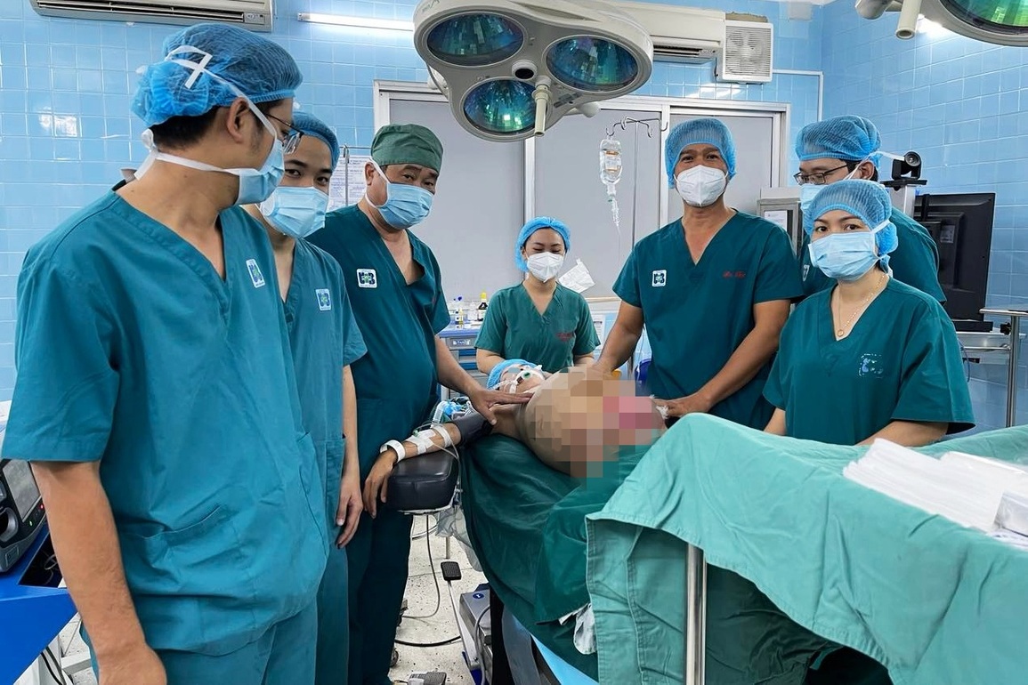 Uống thuốc nam khiến khối u 20kg ăn đến xương, người mẹ 24 tuổi nguy kịch - 2 Uống thuốc nam khiến khối u 20kg ăn đến xương, người mẹ 24 tuổi nguy kịch - 2