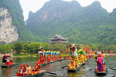 Đông nghịt du khách đổ về Tràng An dự lễ hội Thánh Quý Minh