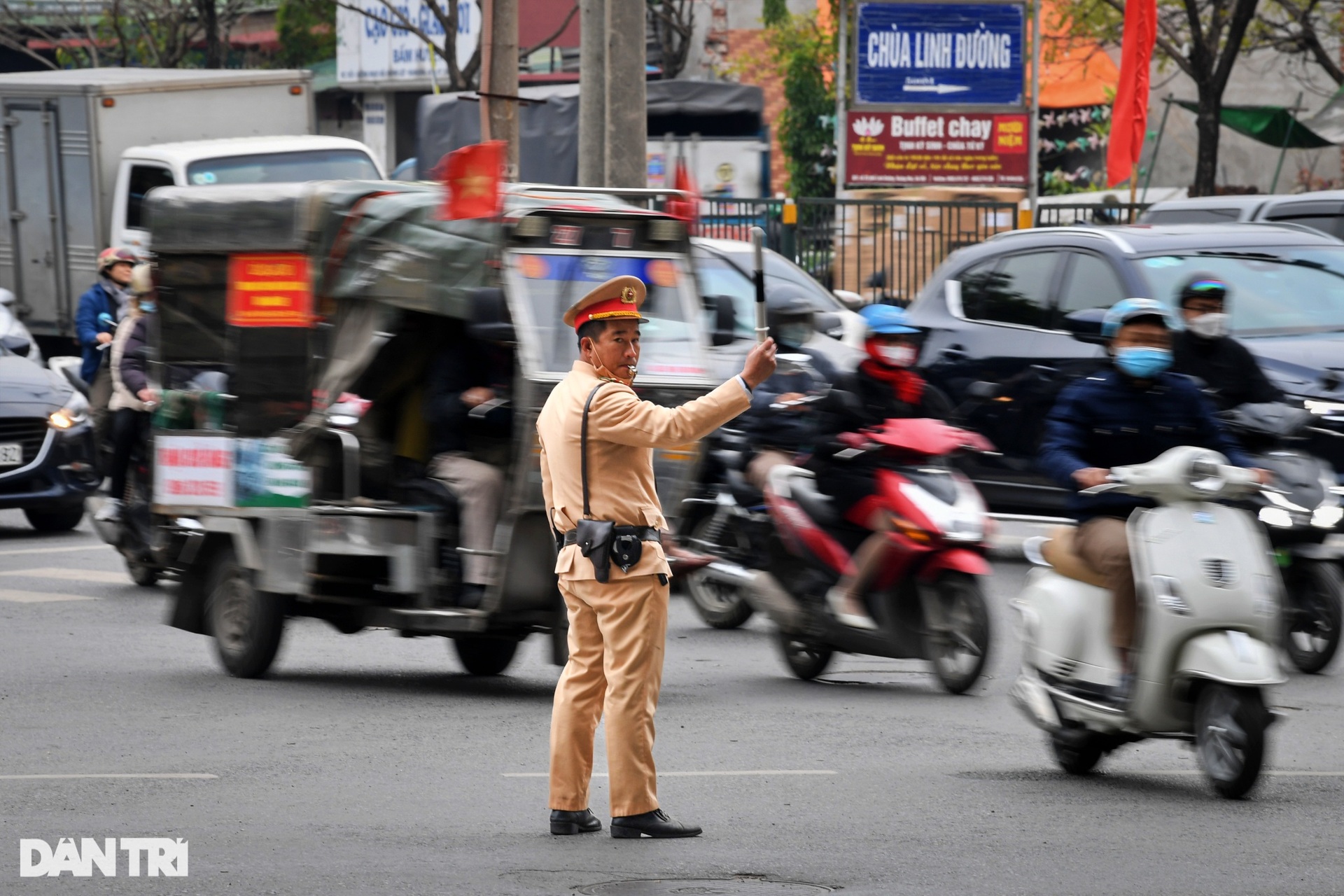 Những chiến sĩ áo vàng căng mình điều tiết giao thông ngày cuối năm - 2 Những chiến sĩ áo vàng căng mình điều tiết giao thông ngày cuối năm - 2