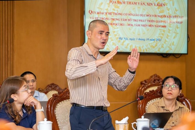 Ông Nguyễn Tuấn Linh, Chủ tịch Hội người Điếc Hà Nội đóng góp ý kiến tại toạ đàm.