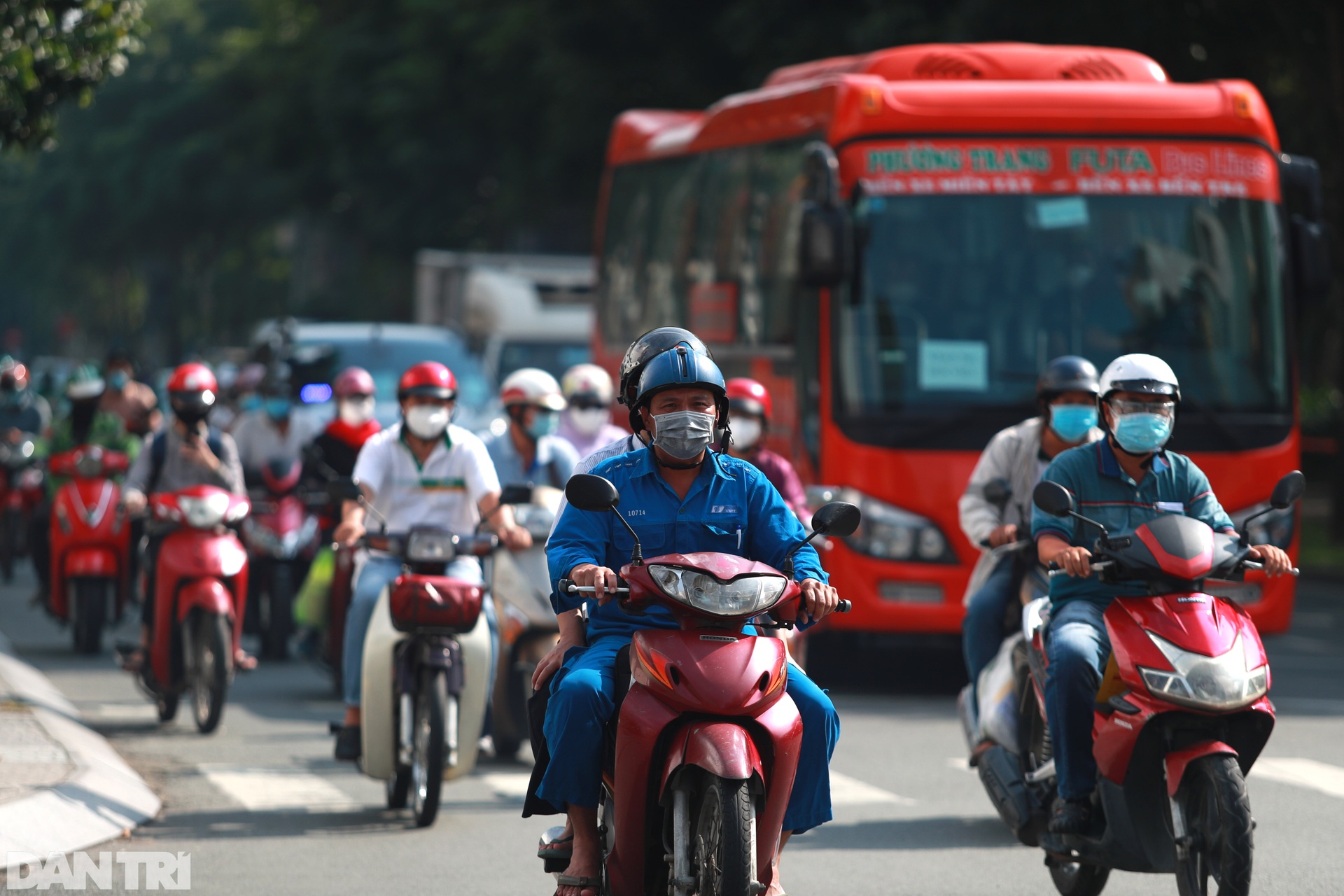 Đường phố TPHCM trước nới lỏng giãn cách: Sáng nhộn nhịp, chiều ùn ứ - 6 Đường phố TPHCM trước nới lỏng giãn cách: Sáng nhộn nhịp, chiều ùn ứ - 6