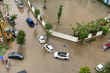 Ô tô "bơi" trên phố Hà Nội, nhiều tỉnh thành ngập nặng vì mưa lớn