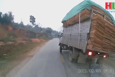Xe tải suýt lật vì chở hàng quá khổ