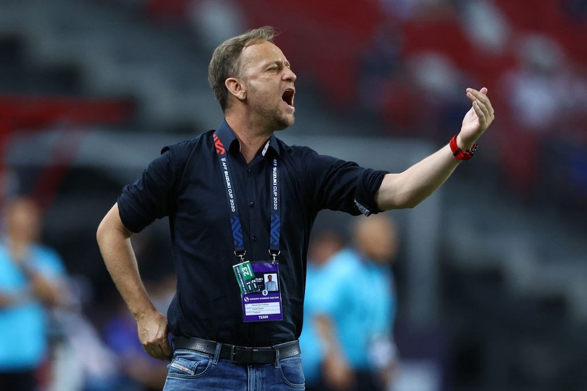 Vì sao HLV Thái Lan chỉ mặc một chiếc áo ở AFF Cup 2020? - 2 Vì sao HLV Thái Lan chỉ mặc một chiếc áo ở AFF Cup 2020? - 2