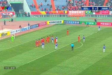 Thủ thành Wang cản phá pha sút phạt của Quang Hải ở phút 31