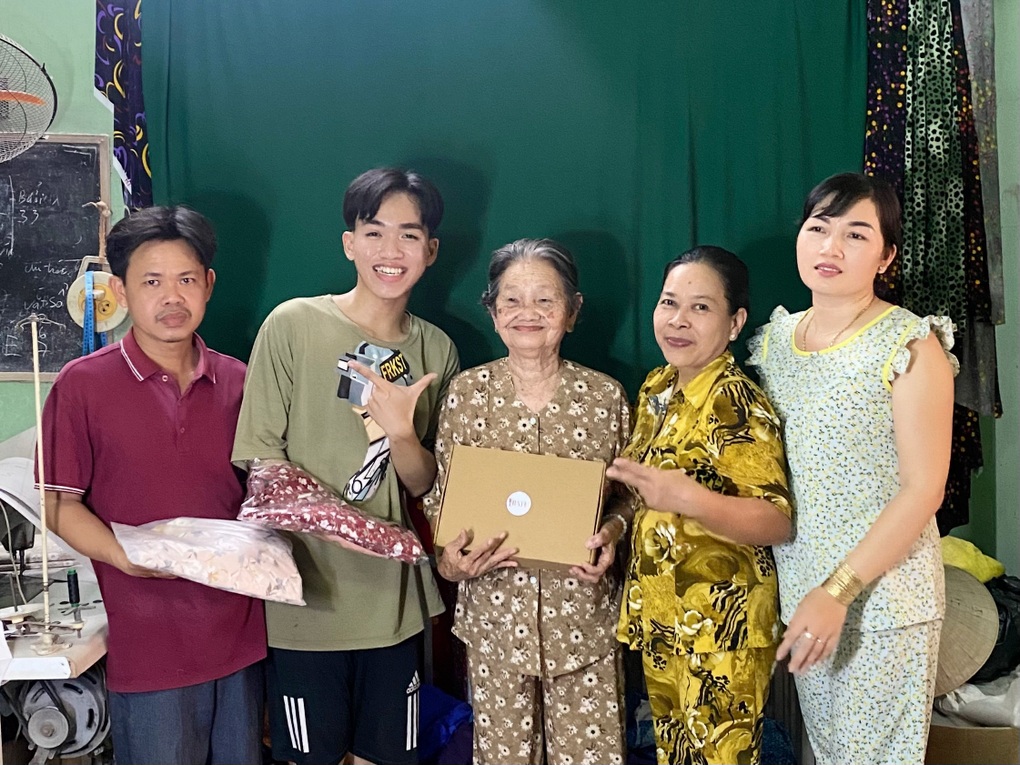 Nổ đơn liên tục nhờ rủ bà nội 87 tuổi làm mẫu ảnh bán hàng online - 1 Nổ đơn liên tục nhờ rủ bà nội 87 tuổi làm mẫu ảnh bán hàng online - 1