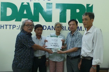 Trao số tiền hơn 90 triệu đồng cho bà Hồ Thị Sa ở Vĩnh Long