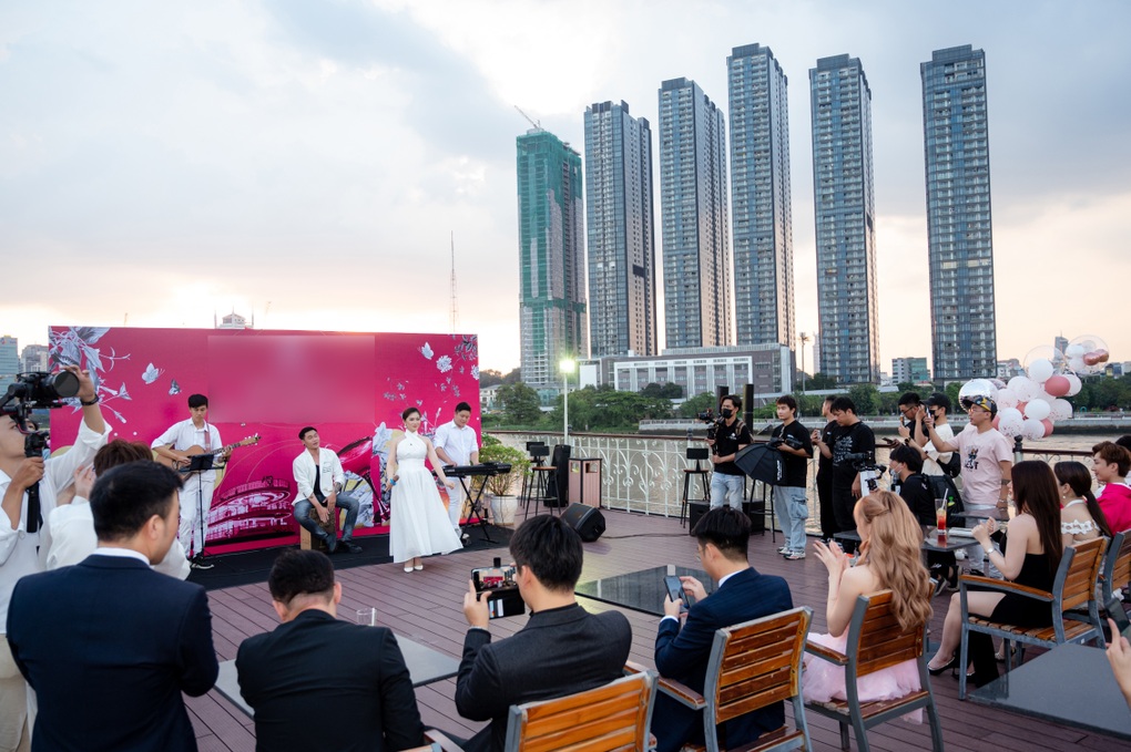 Lương Bích Hữu tái xuất với vẻ đẹp không tuổi và loạt hit đốn tim fan - 3 Lương Bích Hữu tái xuất với vẻ đẹp không tuổi và loạt hit đốn tim fan - 3