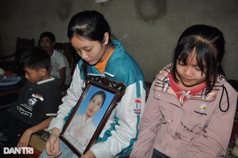 Mẹ u não quyên sinh, 3 con ôm di ảnh đớn đau đến tê dại - 1 Mẹ u não quyên sinh, 3 con ôm di ảnh đớn đau đến tê dại - 1