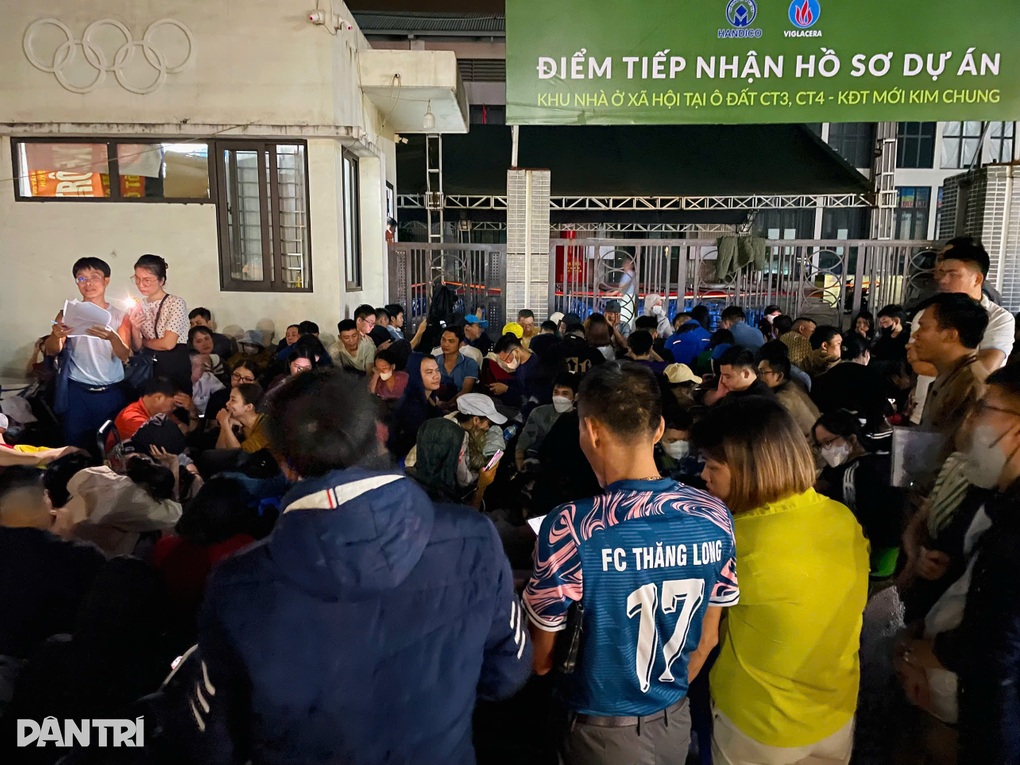 Ngủ ở bãi cỏ, vạ vật trắng đêm chờ nộp hồ sơ mua nhà ở xã hội tại Hà Nội - 3 Ngủ ở bãi cỏ, vạ vật trắng đêm chờ nộp hồ sơ mua nhà ở xã hội tại Hà Nội - 3