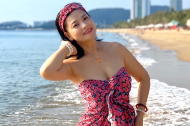 Ngỡ ngàng nhan sắc tuổi 52 của NSND Thu Quế