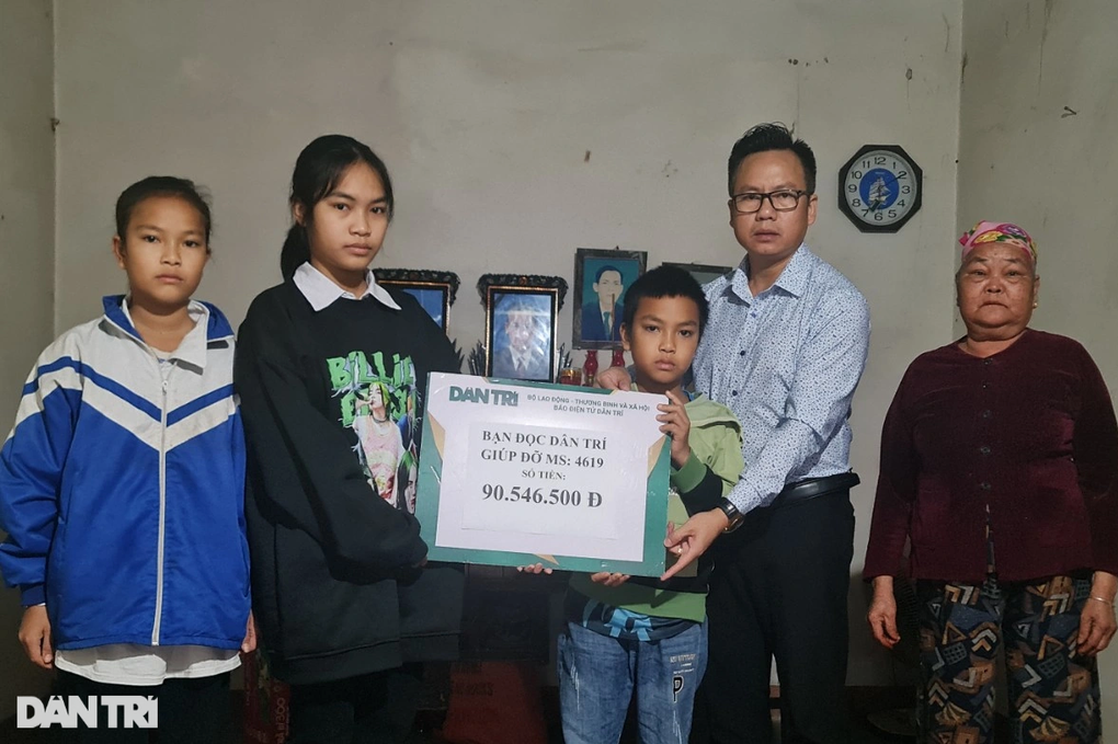 Hơn 90 triệu đồng đến với 3 học sinh mồ côi bố mẹ - 1 Hơn 90 triệu đồng đến với 3 học sinh mồ côi bố mẹ - 1